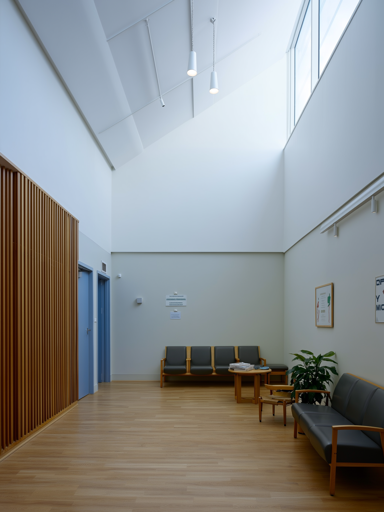 Lichte wachtruimte van de praktijk met zitjes en planten