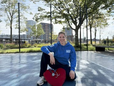 Clair van Baal op een sportveld in Nieuwegein met een rood hartkussen