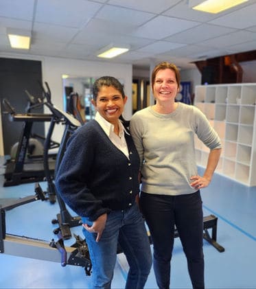 Twee nieuwe collega's in de oefenzaal van de praktijk